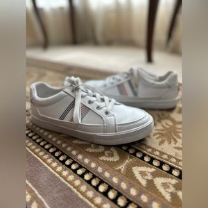 Vintage Tommy Hilfiger White Leather Sneakers